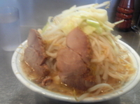 「ラーメン（ニンニク・ヤサイ）600円」@ラーメン大 下高井戸店の写真