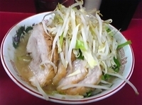 「豚入り+ニンニクヤサイカラメ」@ラーメン二郎 湘南藤沢店の写真