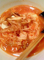 「韓国トマトラーメン+石焼デジコギ丼（ハーフ&ハーフ 1000円）」@五湯道 アレア品川店の写真