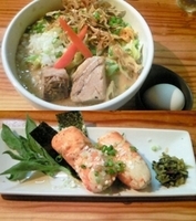 「春きゃべつラーメン（コロチャーのせ）「温玉付き」+鮭まきおにぎり」@影虎の写真