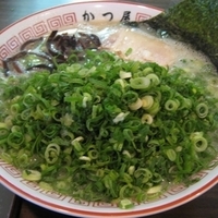 「ラーメン600円（バリカタ）+ネギダブル」@博多ラーメン かつ屋の写真
