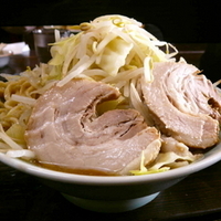 「らーめん（小・豚約 2枚） 650円（麺カタメ・野菜増し増し）」@ラーメンかじろうの写真