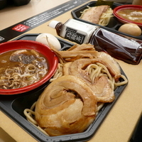 「食べ比べAセット 1,500円  = 大勝軒（トッピング全部載せ」@大つけ麺博2010の写真