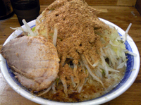 「小ラーメン+かつお魚粉（700+100円）」@ラーメン二郎 新小金井街道店の写真