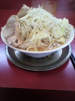 「自分:ラーメン 妻:特製まぜそば」@ジャンクガレッジ 東大宮店の写真