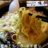 「塩肉とんこつ ネギ盛り+赤（850円）」@肉とんこつらーめん 味伝の写真