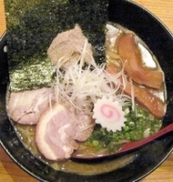 「超!!煮干豚骨拉麺 中太麺 + 深谷ネギ」@マルホン拉麺 北浦和店の写真