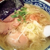 「塩らぁ麺+玉子（味付き）」@自家製麺☆宇都宮餃子 こむさしの写真