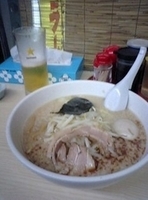 「ラーメン中（600円）+味玉（100円）+生ビール（400円）」@ラーメン専科 めん吉の写真