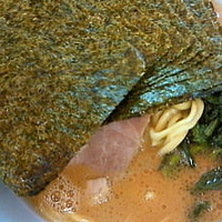 「ラーメン650円 海苔（ネットクーポン）」@横浜ラーメン 武蔵家 船橋店の写真