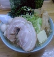 「カツオ豚骨塩＋バター＋キャベツ＋ほうれん草＋鶉」@壱寅家 新松戸店の写真