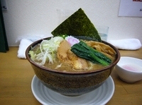 「トンコツラーメン・太麺（900円）+烏龍茶&大盛り&温玉&薬味（」@MENYA 食い味の道有楽の写真