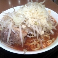 「激レッド 中 （ニンニク+ヤサイ） 820円」@ジャンクガレッジ イオンレイクタウンmori店の写真