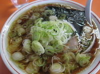 「青島ラーメン（600円）と薬味刻みねぎ増し（50円）」@青島食堂 宮内駅前店の写真