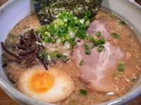 「塩豚骨らーめん（太麺）+替え玉（極細麺）粉落し」@豚骨らーめん いちご家の写真