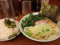 「中ラーメン（750円）（硬め）+ほうれん草増し（100円）+キャ」@横浜ラーメン 武蔵家 船橋店の写真