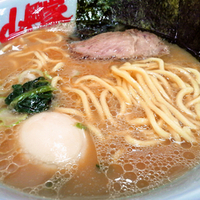 「（Aセット）醤油ラーメン・チャーシューご飯・クーポン味玉サービス」@山岡家 新宿歌舞伎町店の写真