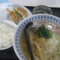 「ランチセット630円（ラーメン+餃子2個+半ライス+漬物）」@ラーメンめん福の写真