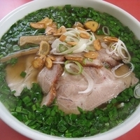 「チャーシューメン700円+ニラトッピング（限定20食）」@一品香 駒生店の写真