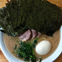 「全部のせラーメン（麺かため、油少なめ￥950）」@横浜家系ラーメン 武蔵境つばさ家の写真