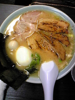 「限定炙りチャーシューラーメン」@壱七家 本厚木店の写真