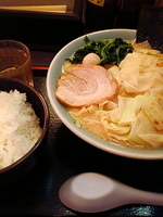 「ラーメン大盛 のり キャベツ 小ライス【970円】」@横浜家系ラーメン 港家の写真