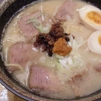 「塩肉とんこつ + 赤（辛味にんにく）」@肉とんこつらーめん 味伝の写真