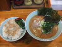 「ラーメン+ライス大」@横浜家系ラーメン 家家家 本郷店の写真