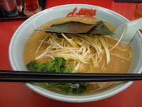 「ラーメン（中盛り）」@ラーメン山岡家 鷲宮店の写真
