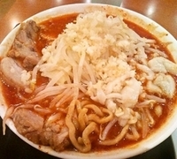 「激レッド（ニンニクマシ・アブラ）+豚増し（780円+200円）」@ジャンクガレッジ イオンレイクタウンmori店の写真