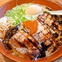 「黒風肉多め997円（ハリガネ）+替え玉105円（粉落とし）+半熟」@麺工房 風の杜の写真