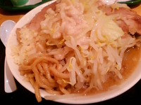 「ラーメン豚W（中盛+全マシ）（1020円）」@ジャンクガレッジ イオンレイクタウンmori店の写真