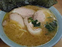 「中チャーシューメン（950円）（硬め）+ライス（100円）」@近藤家 川崎店の写真