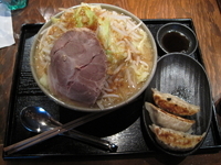 「らあめん大盛り+野菜増し+餃子3個（￥580+￥100+￥220」@麺屋大和の写真