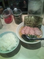 「チャーシューメン並（濃いめ固め多め）+海苔+並ライス」@横浜家系ラーメン田中の写真