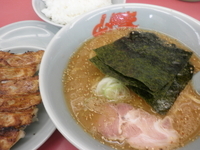 「Bセット（ラーメン味噌味・餃子・ライス）780円」@ラーメン山岡家 仙台泉店の写真