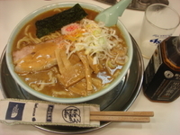 「大勝軒（らーめん・中盛）+黒烏龍茶」@らーめん 凌駕の写真