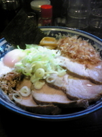 「チャーシュー油そば+温玉」@兎に角 松戸店の写真