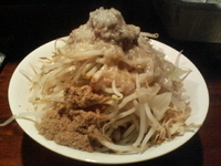 「ぶっかけ（野菜・脂多め・にんにくチップ）+魚粉」@ラーメンむねやの写真