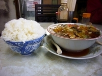 「肉そば（550円）+大盛り（50円）+ライス・大（290円）」@やよい食堂の写真