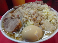 「小ぶた入り（麺硬め）+味玉+無料トッピング（ヤサイマシマシ・ニン」@ラーメン二郎 上野毛店の写真