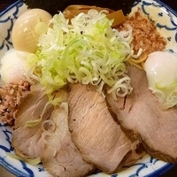 「全部のせ油そば大盛り（温玉2個トッピング）」@兎に角 松戸店の写真