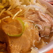 「ラーメン豚入り（カタメ、ヤサイ、ネギ、生玉子）700円 節券50」@ちばからの写真