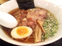 「ソーキラーメン【東京チキン醤油】 ￥680（クーポン）」@醤油専門店 俊蔵の写真