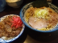 「油そば 700円 + 牛すじ丼 （少なめ） 300円」@兎に角 松戸店の写真