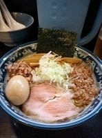 「燻玉油そば（800円）+スーパードライジョッキ（400円）」@兎に角 松戸店の写真