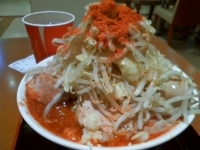 「激レッド （中）820円（ヤサイW・ニンニクW）+ 豚増し200」@ジャンクガレッジ イオンレイクタウンmori店の写真