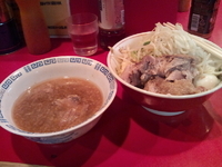 「ブタ玉子入りザルラーメン+ニンニクのみ」@ラーメン二郎 府中店の写真