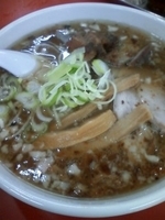 「手打ちﾗｰﾒﾝ+背油50円+角ﾁｬｰ100円 計750円」@一品香 駒生店の写真