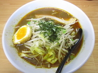 「炙りチャーシューカレーチーズラーメン（ライス付）（980円）」@魔女のカレーの写真